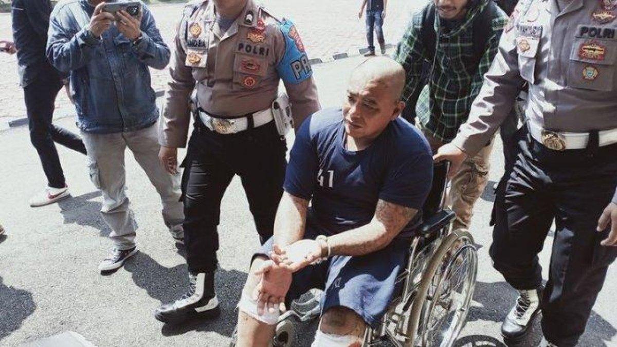Bapak dan anak kompak melakukan aksi begal. Aksi mereka berdua terekam cctv gagal merampas motor korban.