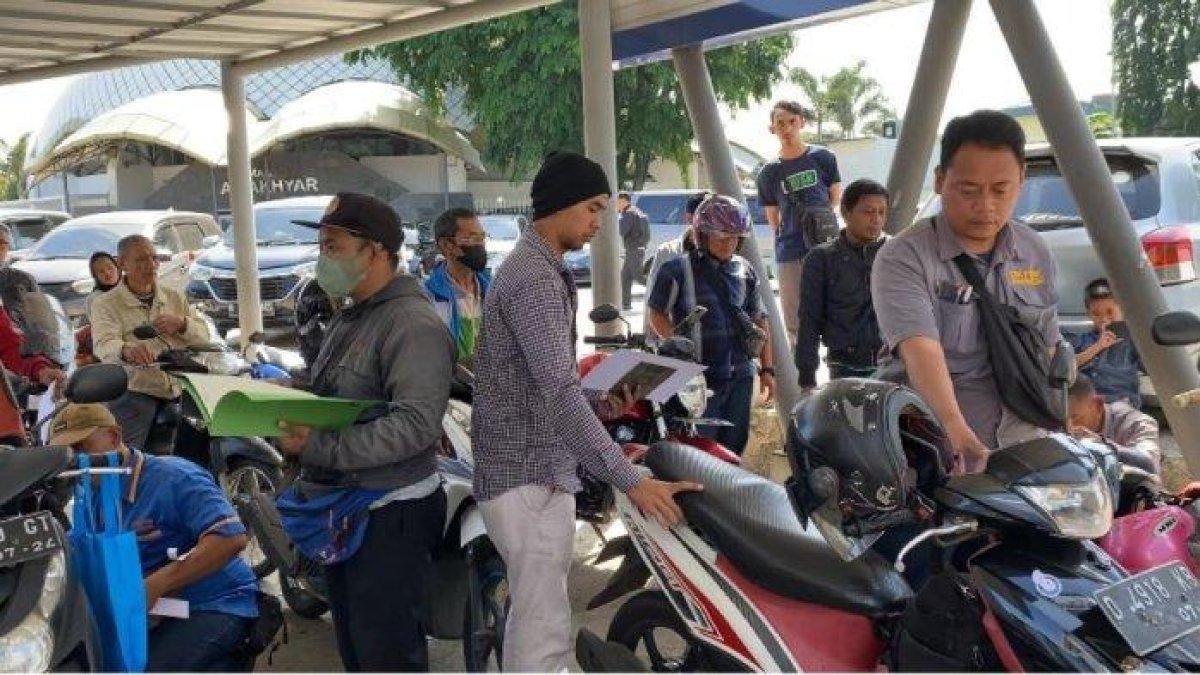 Badan Pendapatan Daerah (Bapenda) Jawa Barat tengah meluncurkan program pemutihan yang mana terdapat banyak potongan dan bebas biaya.