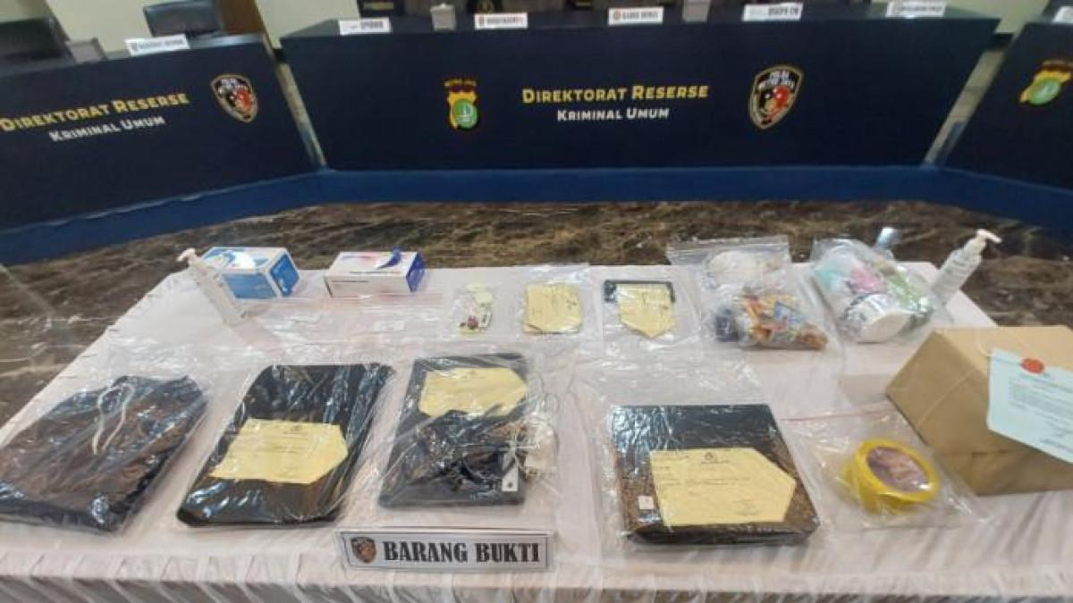 DIPLOMAT TEWAS MISTERIUS - Sejumlah barang bukti sudah ditampilkan menjelang konferensi pers kasus kematian diplomat Kementerian Luar Negeri Arya Daru Pangayunan di ruang konferensi pers di Aula Satya Harprabu Gedung Ditreskrimum PMJ, Jakarta Selatan, Selasa (29/7/2025).