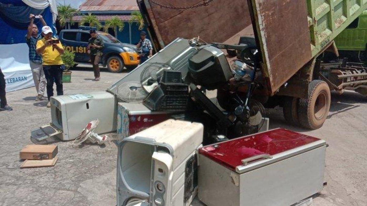 Barang elektronik yang rusak diduga gara-gara listrik sering mati dihamburkan di halaman kantor PLN ULP Baturaja.