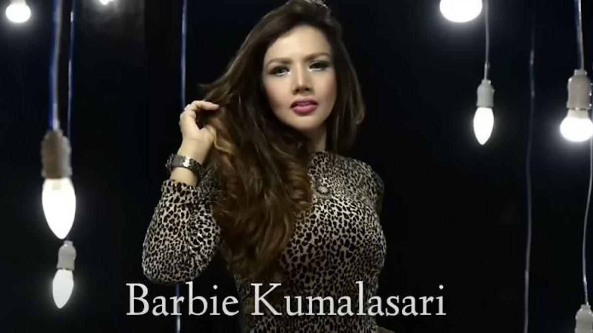 Barbie Kumalasari saat jadi penyanyi.