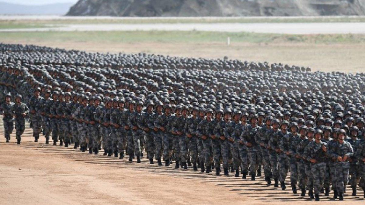 Barisan tentara China saat parade militer di Zhurihe di China utara, Juli 2017 lalu.