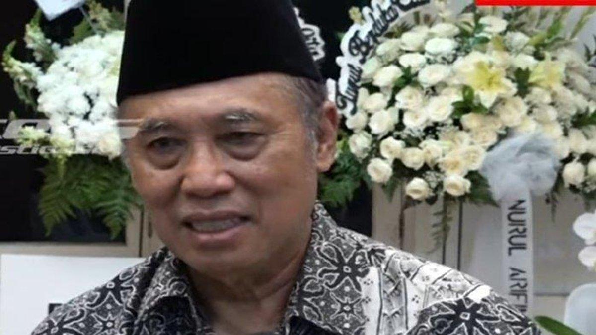Baru-baru ini muncul suami almarhum penyanyi Puput Novel setelah sang istri dimakamkan
