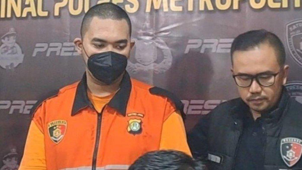 Batara Ageng (kiri) saat dihadirkan penyidik di Mapolres Metro Jakarta Barat, Kamis (11/7/2024). Polres Metro Jakarta Barat menetapkan Batara Ageng mantan manajer selebgram Fujianti Utami Putri sebagai tersangka atas kasus penggelapan uang Rp 1,3 miliar. Batara dilaporkan Fuji An pada 7 September 2023. Batara kemudian ditetapkan sebagai tersangka pada 29 Juni 2023 setelah menyerahkan diri ke polisi.