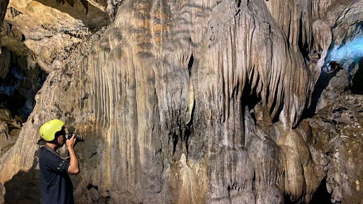 WISATA YOGYAKARTA - Batuan-batuan di dalam Goa Kiskendo, Dusun Sukamaya, Desa Jatimulyo, Kecamatan Girimulyo, Kabupaten Kulon Progo, Daerah Istimewa Yogyakarta.