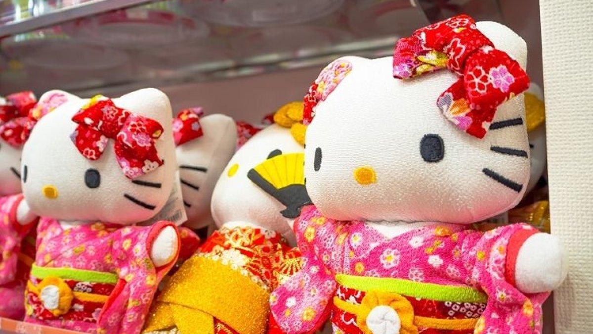 Beberapa boneka Hello Kitty di sebuah toko di Jepang.