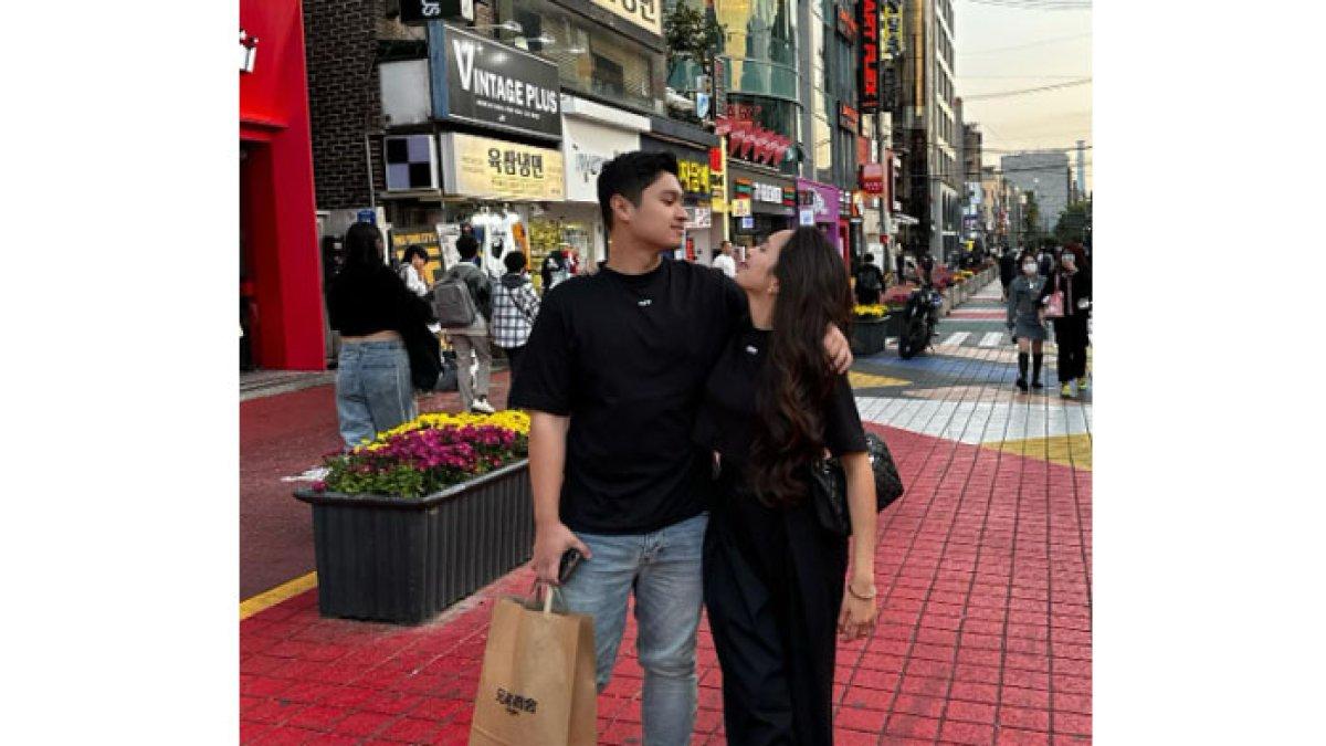 Beby Tsabina saat jalan-jalan di luar negeri bersama Rizki.