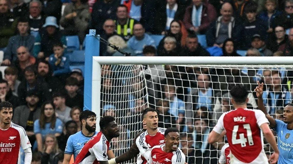 Bek Arsenal Gabriel Magalhaes (tengah) merayakan gol kedua timnya pada pertandingan Liga Inggris antara Man City vs Arsenal di Stadion Etihad di Manchester, Inggris, pada 22 September 2024.