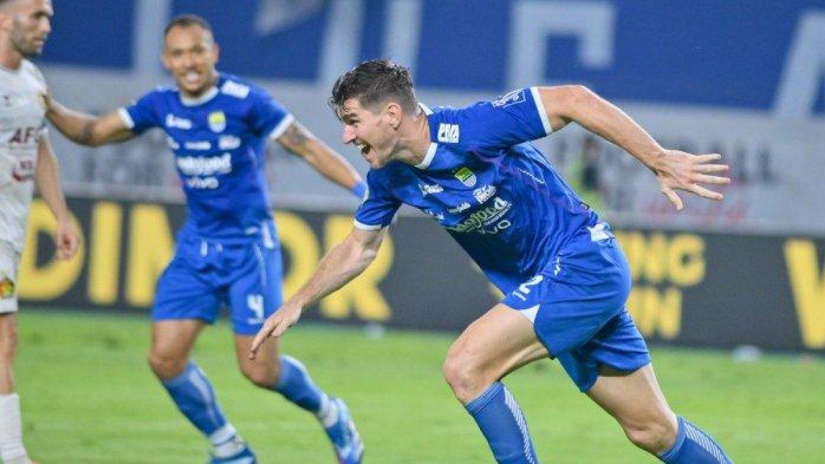 SELEBRASI - Bek Persib Bandung, Nick Kuipers, melakukan selebrasi setelah menjebol gawang Persik Kediri pada pekan ke-26 Liga 1 2024-2025 di Stadion Gelora Bandung Lautan Api (GBLA), Bandung, Rabu (5/3/2025) malam. Persib menang 4-1.