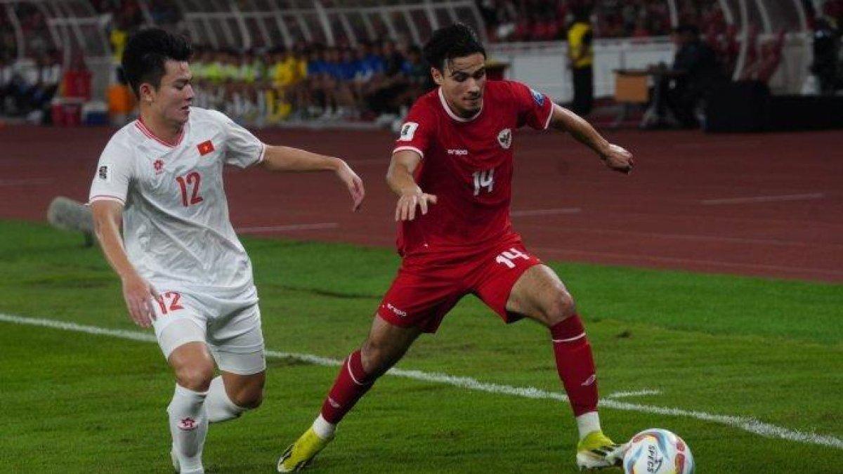 Bek Timnas Indonesia, Nathan Tjoe-a-On berhadapan dengan pemain Vietnam pada pertandingan matchday ketiga Grup F putaran kedua Kualifikasi Piala Dunia 2026 Zona Asia.