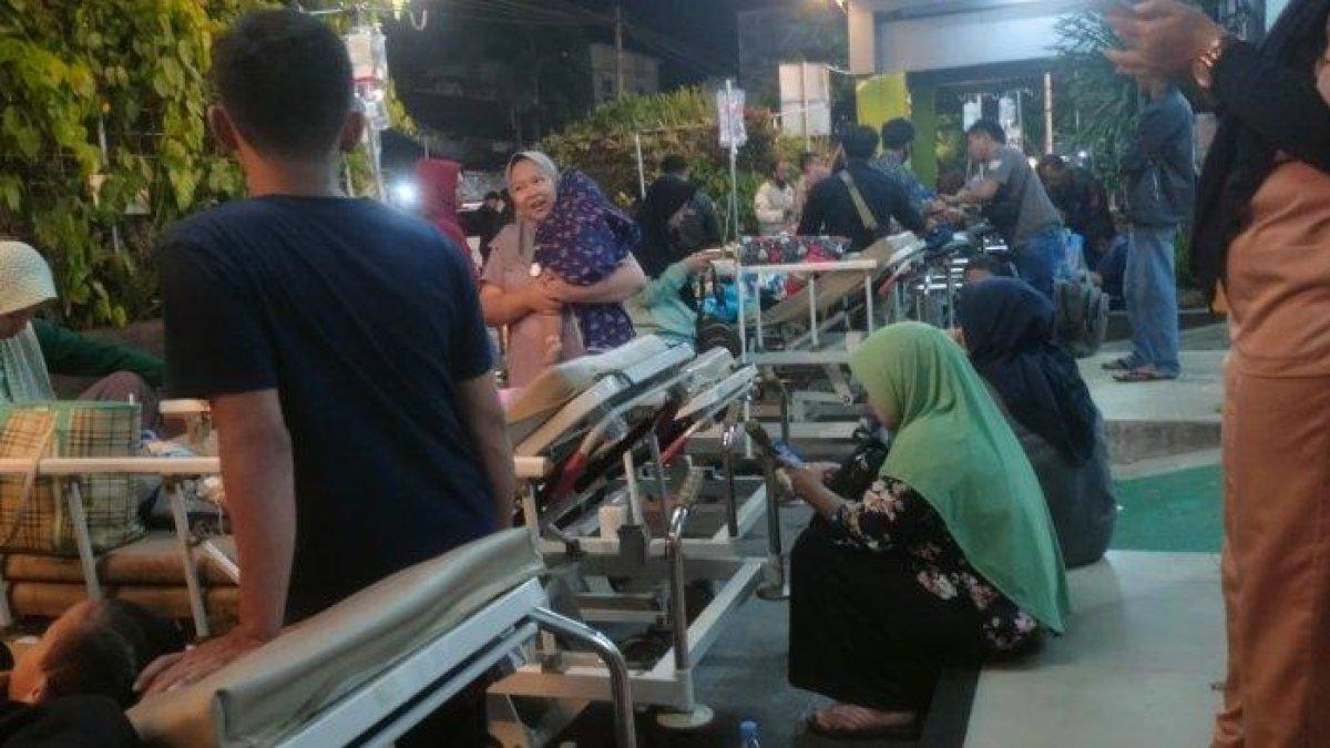 Belasan pasien di ruang IGD RSUD Kabupaten Sumedang berhamburan keluar