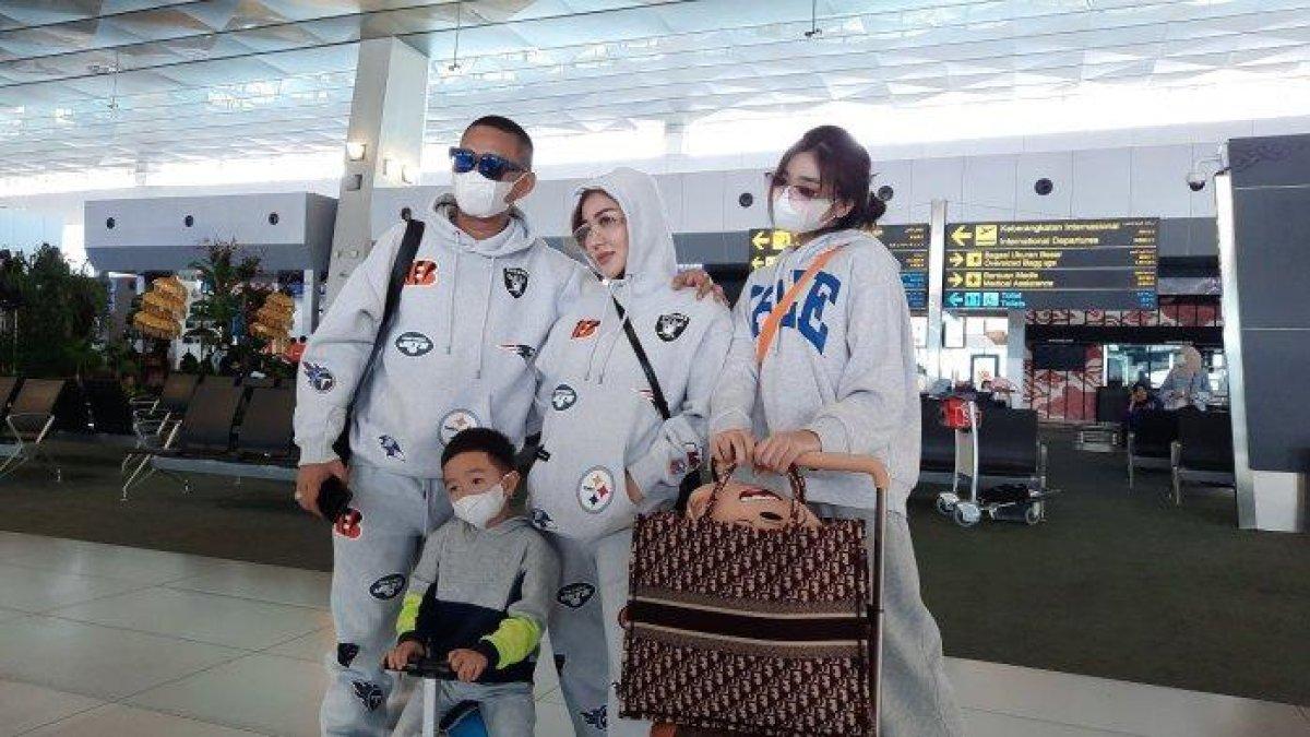 Bella Shofie bersama Daniel Rigan dan anak di Bandara Internasional Soekarno Hatta, Tangerang, saat akan berangkat berlibur ke Los Angeles, Senin (27/12/2021).