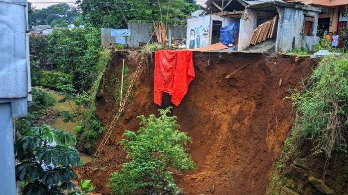 Bencana tanah longsor yang mengakibatkan seorang korban masih hilang baru-baru ini terjadi di Kota Bogor, Jawa Barat.