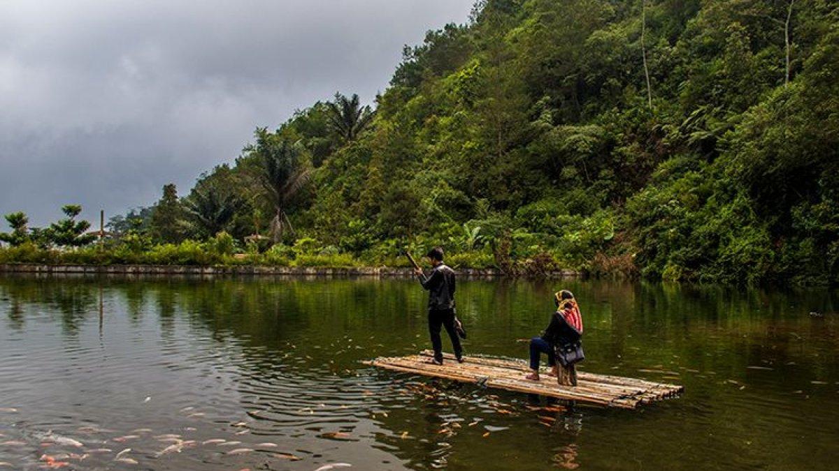 WISATA ALAM - Potret pengunjung di Bendungan Candi Muncar, disadur dari Kompas.com pada Minggu (9/3/2025). Bendungan Candi Muncar berada di Desa Bubakan, Kecamatan Girimarto, Kabupaten Wonogiri.