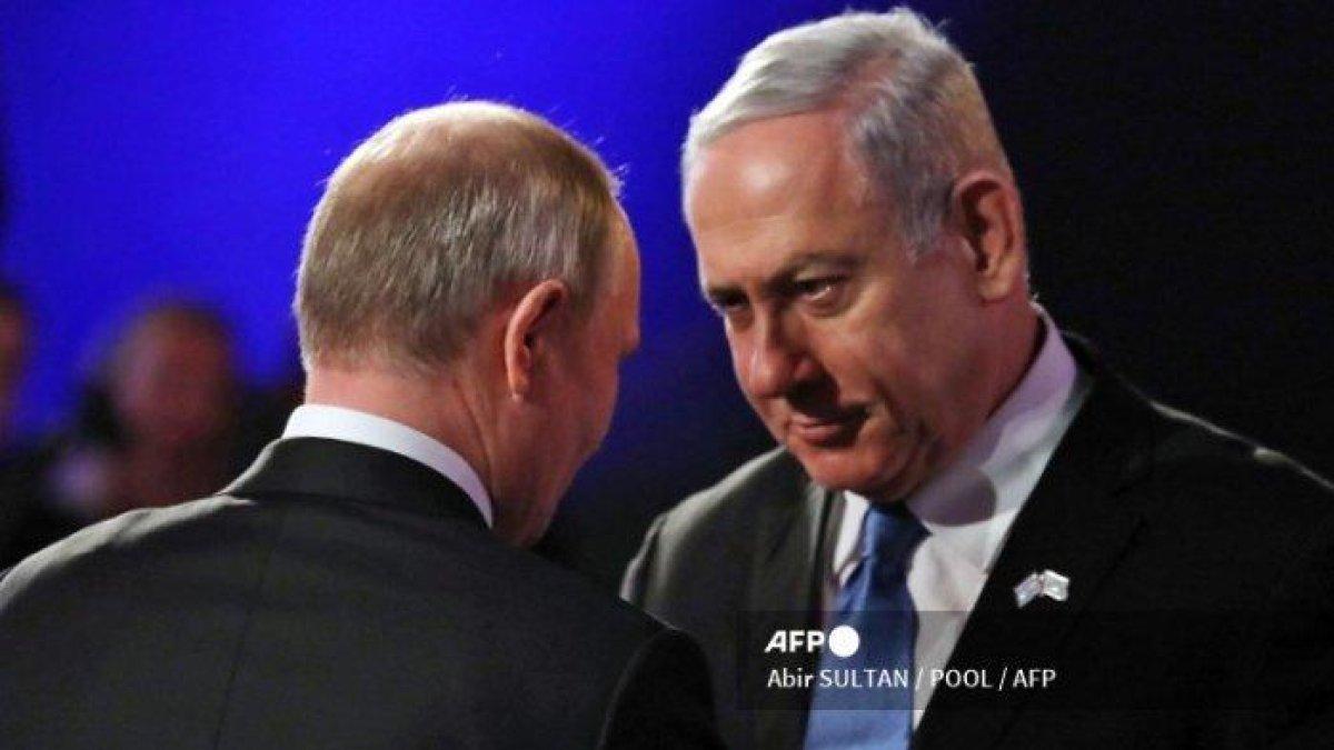 Perdana Menteri Israel Benjamin Netanyahu berbicara dengan Presiden Rusia Vladimir Putin pada Forum Holocaust Dunia Kelima di museum peringatan Holocaust Yad Vashem di Yerusalem pada 23 Januari 2020. Para pemimpin dunia melakukan perjalanan ke Israel minggu ini untuk memperingati 75 tahun Tentara Merah membebaskan Auschwitz, kamp pemusnahan tempat Nazi membunuh lebih dari satu juta orang Yahudi.