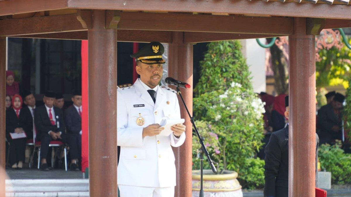 OTDA DI KLATEN - Wakil Bupati (Wabup) Klaten Benny Indra Ardianto bertindak sebagai inspektur upacara, pada Peringatan Hari Otonomi Daerah (OTDA) ke-29 di Halaman Pendopo Pemkab Klaten pada Jumat (25/4/2025).