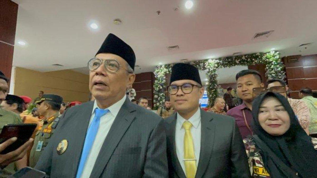 100 HARI KERJA - Benyamin-Pilar di Gedung DPRD Kota Tanggerang Selatan, Rabu (5/3/2025). Benyamin Davnie berencana membangun 7 SMPN baru di Tangsel.