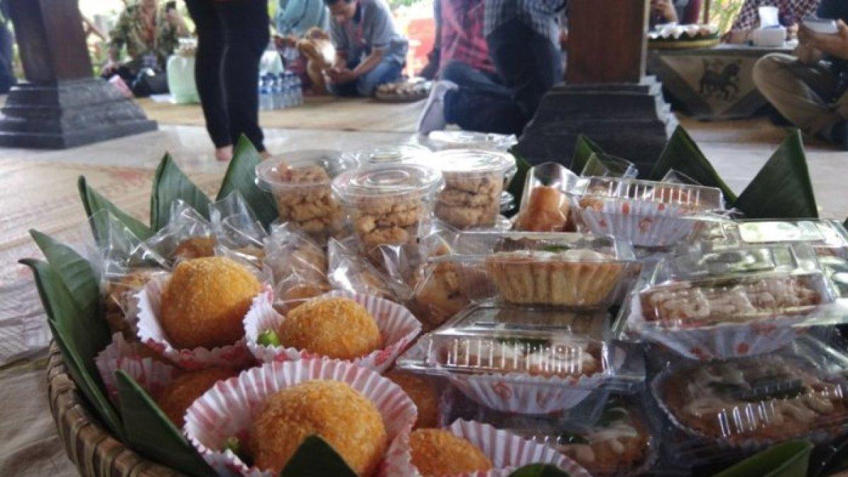 KULINER KLATEN: Berbagai olahan tempe yang dibuat oleh ibu ibu warga Desa Geneng klaten