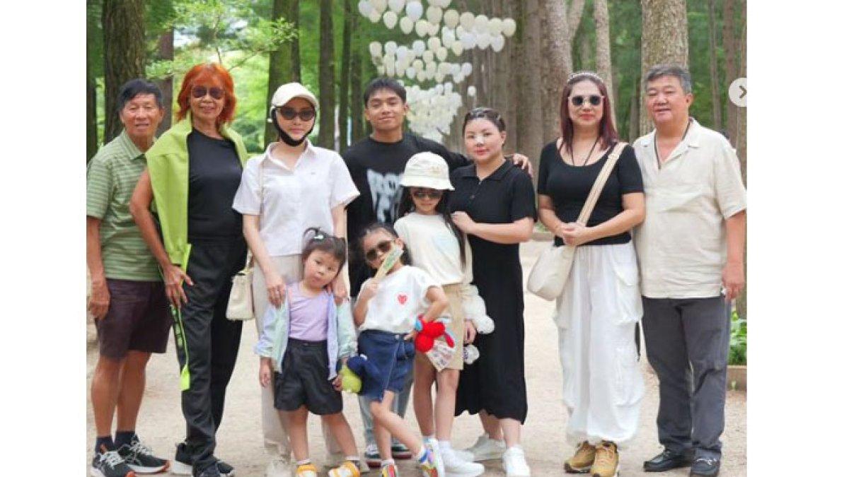 Bersama keluarga d