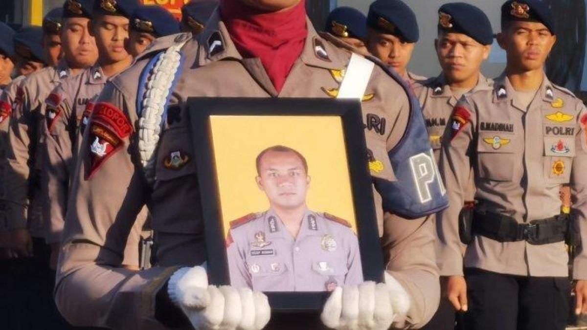 ANGGOTA POLISI DIPECAT - Bharatu Cecep Ridwan, anggota polisi yang bertugas di Satuan Brigade Mobil (Satbrimob) Polda Jawa Barat resmi dipecat dengan tidak hormat (PTDH) usai melakukan sejumlah aksi penipuan yang merugikan korban hingga ratusan juta. Upacara PTDH digelar di Satuan Brimob Polda Jabar, Cikeruh, Kecamatan Jatinangor, Kabupaten Sumedang, Selasa (15/7/2025). Berikut sosok dan rekam jejak Bharatu Cecep Ridwan.