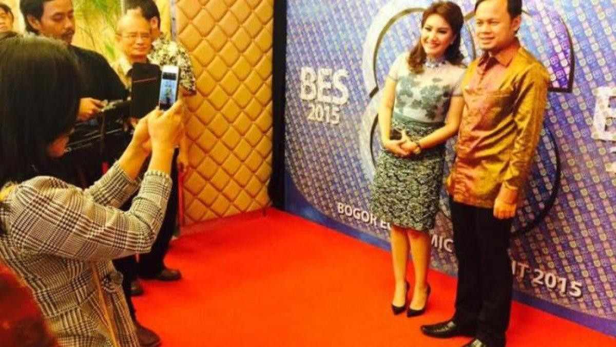 Bima Arya berfoto bersama dengan presenter Aviani Malik di acara Bogor Economic Summit, Rabu (16/12/2015).