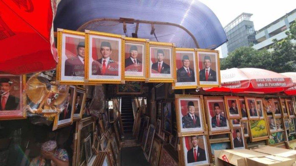 Bingkai foto Prabowo-Gibran banyak dijual di Pasar Baru, Jakarta Pusat. (