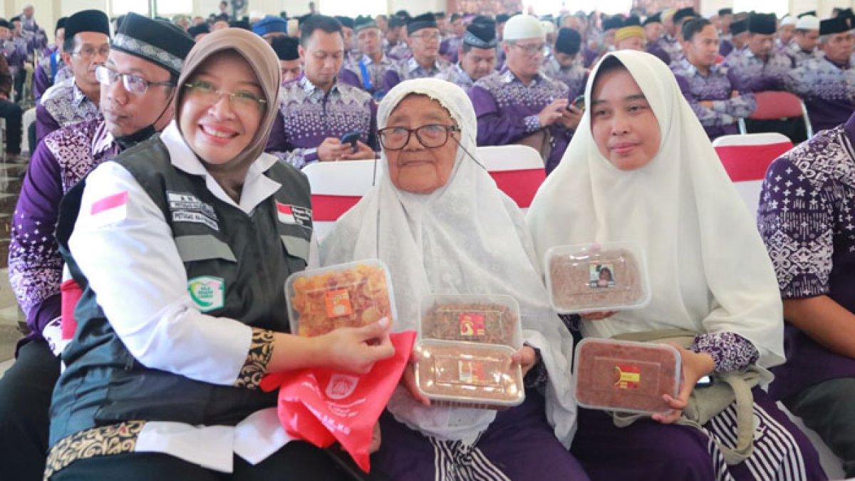 Bingkisan dari Bupati Klaten Sri Mulyani untuk perwakilan jamaah calon haji asal Klaten