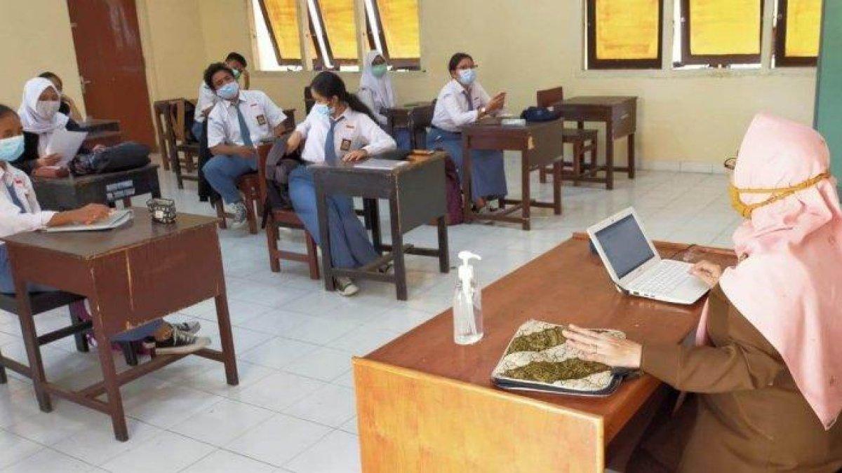 TATA MUKA: Suasana hari pertama pembukaan belajar mengajar secara tatap muka di SMAN 1 Mataram, Senin (3/1/2021). Soal Biologi Kurikulum Merdeka 2023 Kelas XII 12 SMA MA Halaman 34: Apa bahan utama yang digunakan untuk reaksi terang?