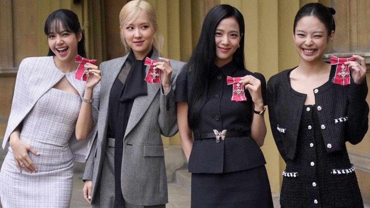 Anggota band K-Pop Blackpink, Lalisa Manoban, Roseanne Park, Jisoo Kim dan Jennie Kim berpose dengan medali mereka setelah upacara penobatan khusus untuk menghadiahkan mereka MBE Kehormatan (Anggota Orde Kerajaan Inggris), di Istana Buckingham di London pada 22 November 2023, di hari kedua kunjungan kenegaraan Presiden Korea Selatan selama tiga hari ke Inggris.
