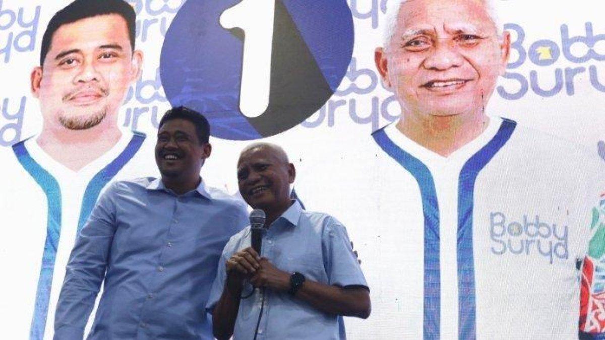 PROFIL SURYA - Pasangan Gubernur dan Wakil Gubernur Sumut nomor urut satu Bobby Nasution (kiri) dan Surya saat memberikan keterangan kepada pendukungnya terkait perolehan suara hasil quick count di Rumah Pemenangan Bobby-Surya, Jalan Putri Hijau, Medan, Rabu (27/11/2024). Surya merupakan wakil gubernur Sumatera Utara 2025.