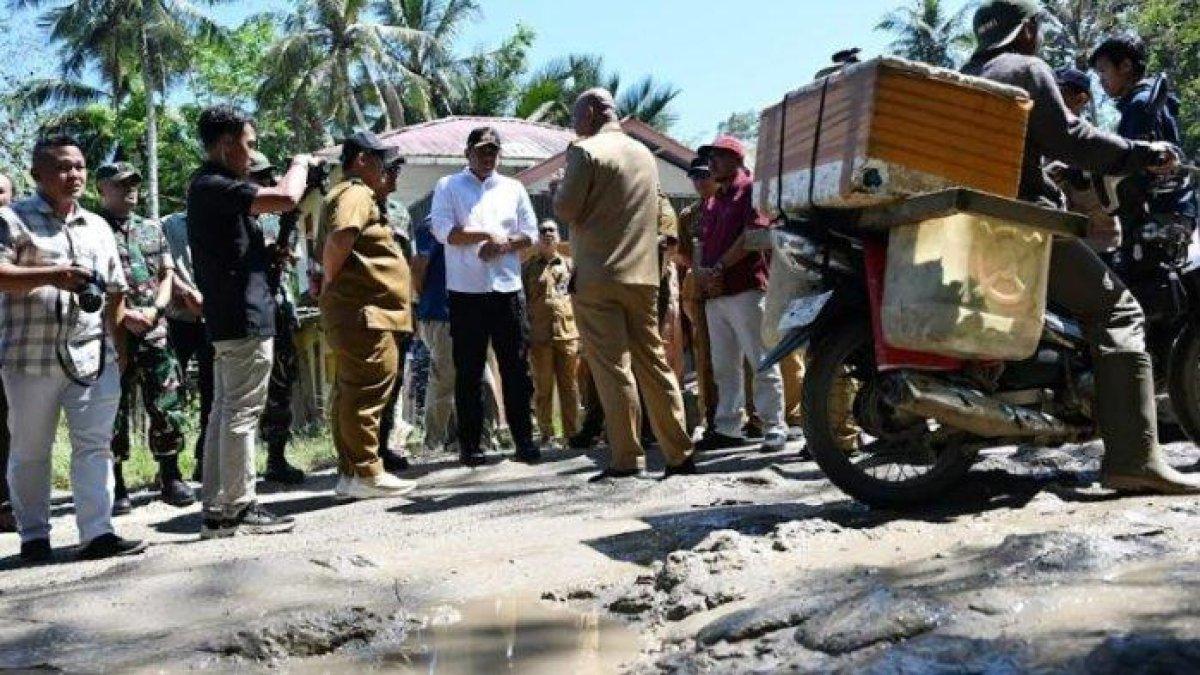 100 HARI KERJA - Gubernur Sumatera Utara Bobby Nasution meninjau ruas jalan yang rusak parah di Kota Gunungsitoli menuju Nias Utara, Senin (10/3/2025). Bobby pastikan perbaikan infrastruktur jalan di Nias Utara akan dikerjakan tahun ini.