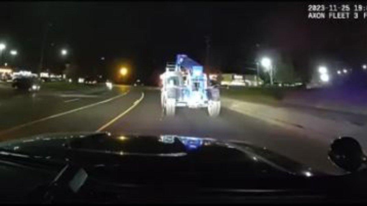 Beberapa petugas polisi memulai pengejaran kendaraan dengan kecepatan 15 hingga 20mph dengan lampu darurat dan sirene menyala