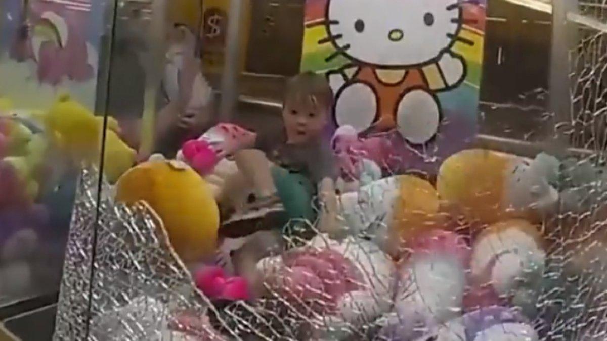 Bocah terjebak di dalam mesin capit boneka