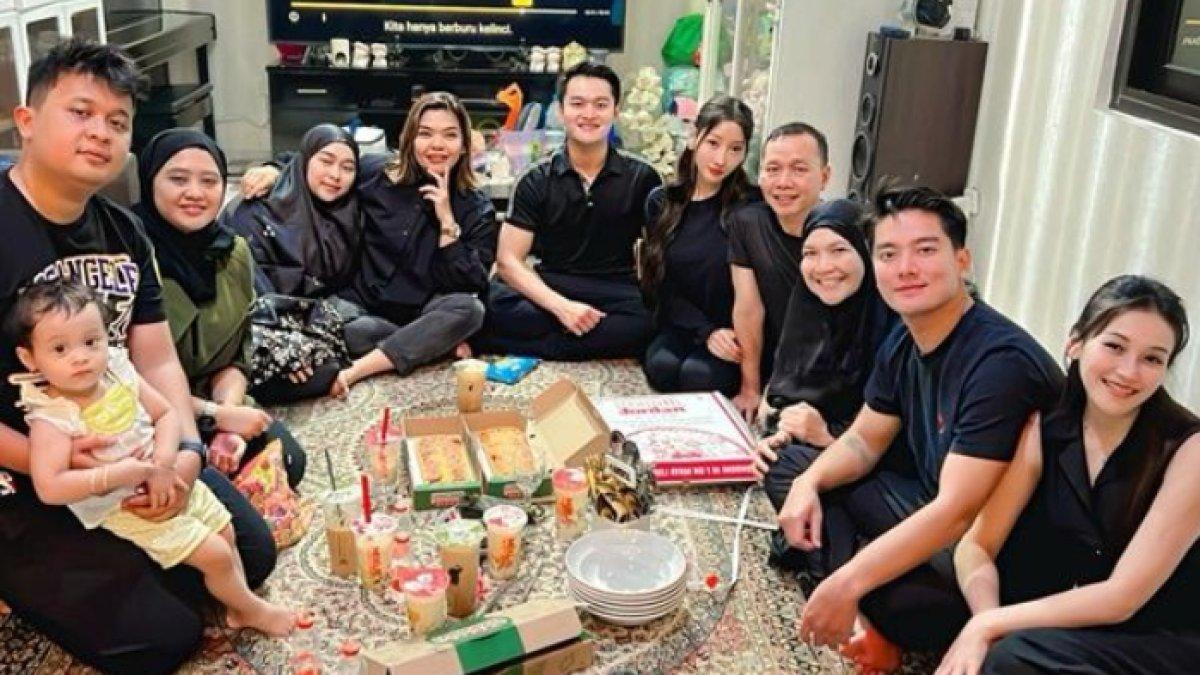 Boy William saat takziah keponakan Ayu Ting Ting yang baru saja meninggal.