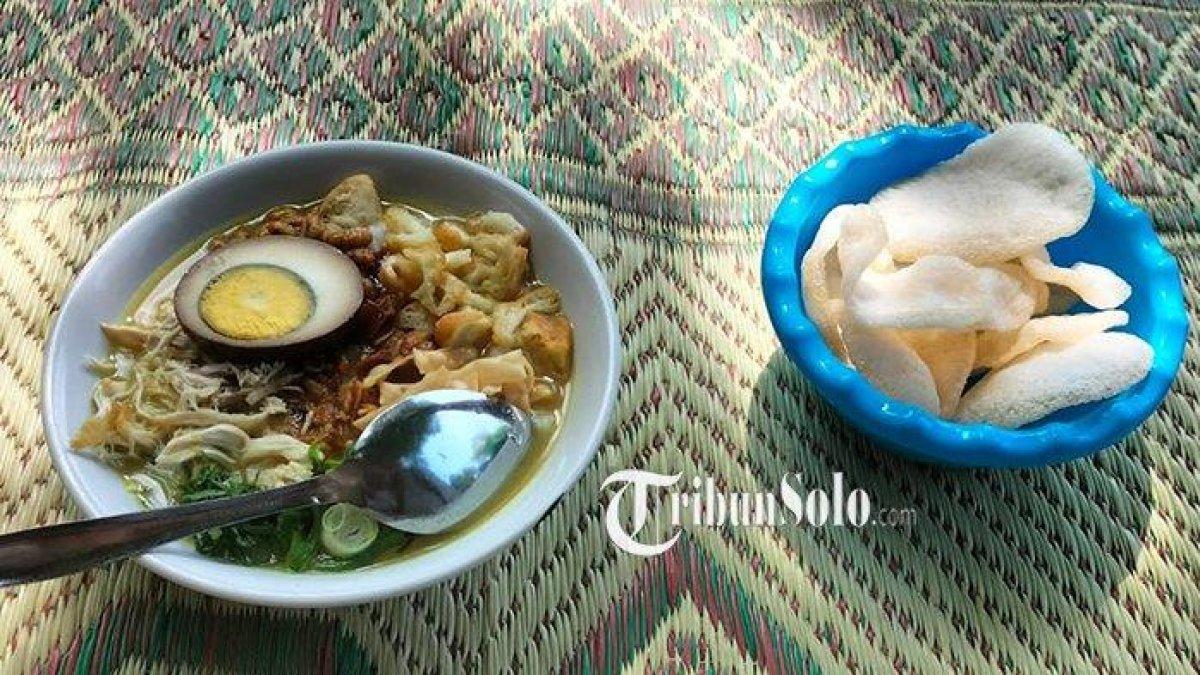 Bubur Ayam Aichi Khas Bandung di di Jalan Bali, Pandanrejo, Kelurahan Kabupaten, Kecamatan Klaten Tengah, Kabupaten Klaten.