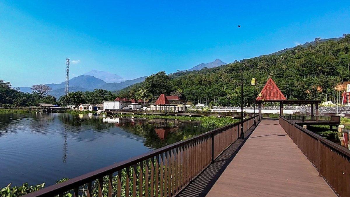 WISATA ALAM - Potret Bukit Cinta Rawa Pening, disadur dari Kompas.com pada Minggu (9/3/2025). Bukit Cinta Rawa Pening menawarkan pemandangan yang Instagramable.