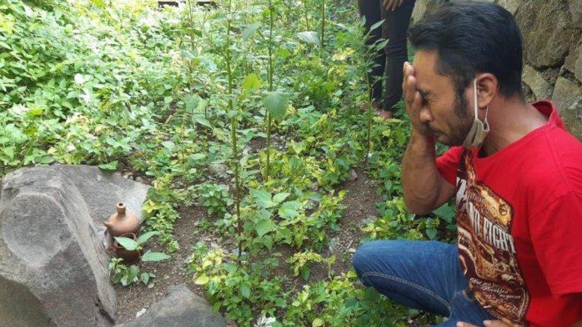 Juru Kunci Kawasan Gombel Lama Yudi mulyadi (38) saat berada di batu Bureh. Ia menganggap tempat itu ibarat pendopo mahluk gaib berkumpul  di timur  gang masuk kawasan Sendang Manten kawasan Gombel Lama, RT 2 RW 6 Tinjomoyo, Banyumanik, Kota Semarang