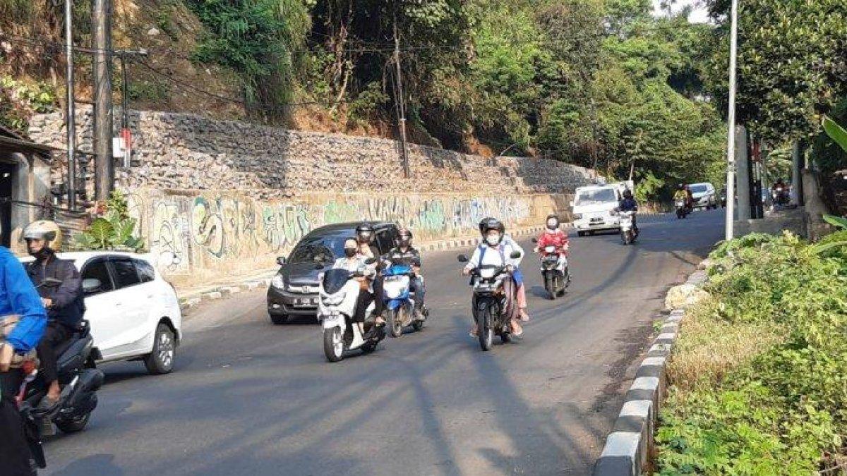 Para pengguna jalan melintas di turunan Gombel, Banyumanik, Kota Semarang.
