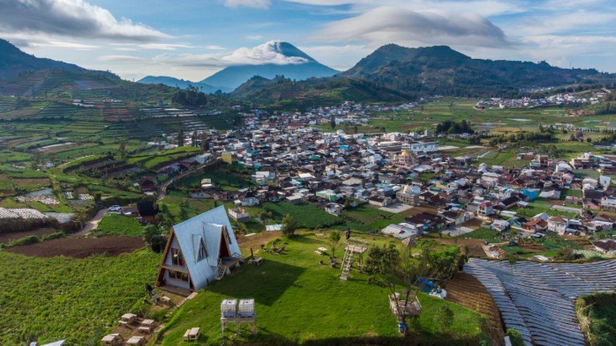 WISATA ALAM - Potret Bukit Scooter Dieng disadur dari Kompas.com pada Selasa (25/3/2025). Bukit Scooter Dieng berada di tengah kawasan wisata Dieng Kulon yang tidak jauh dari Candi Arjuna dan Telaga Warna.