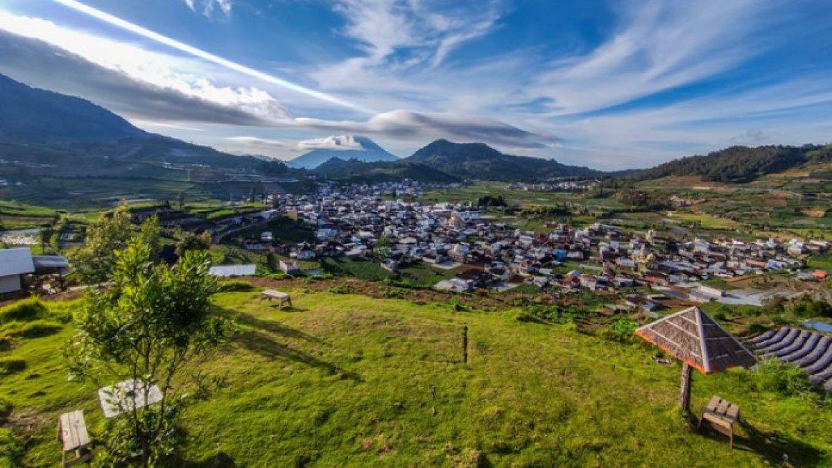 WISATA ALAM - Potret Bukit Scooter Dieng disadur dari Kompas.com pada Selasa (25/3/2025). Bukit Scooter hanya berjarak 1,1 kilometer dari Tugu Selamat Datang di Dieng.