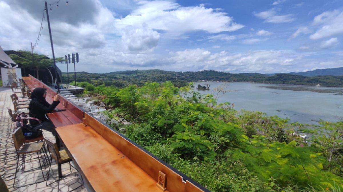 Salah satu sudut tempat wisata Bukit Sidoguro yang berlokasi di Desa Krakitan, Kecamatan Bayat, Klaten, Rabu (17/4/2024).