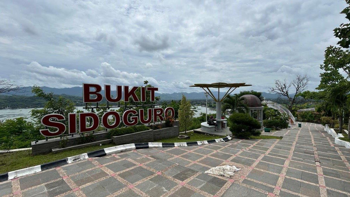 WISATA DI KLATEN - Bukit Sidoguro, destinasi wisata yang berada di kawasan Waduk Rowo Jombor, Desa Krakitan, Kecamatan Bayat, Klaten.