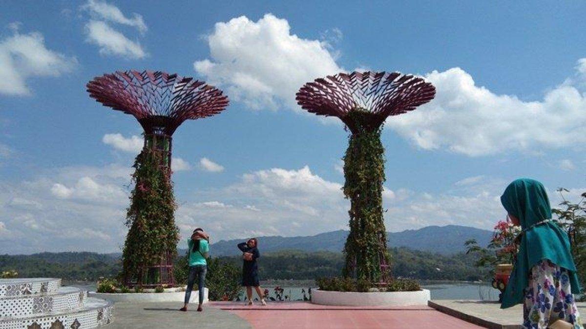 WISATA ALAM - Sejumlah pengunjung saat berfoto di objek wisata Bukit Sidoguro, disadur dari TribunJogja.com pada Selasa (4/3/2025). Bukit Sidoguro cocok jadi pilihan ngabuburit.