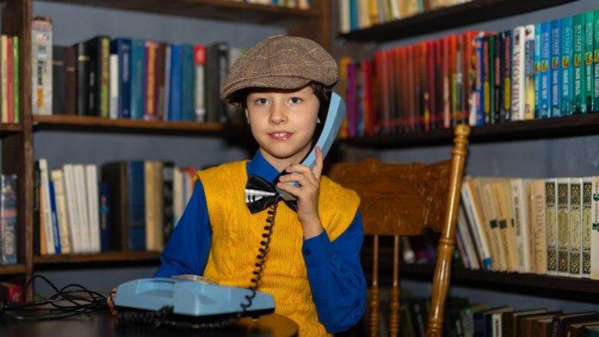 Ilustrasi menggunakan telepon kaleng