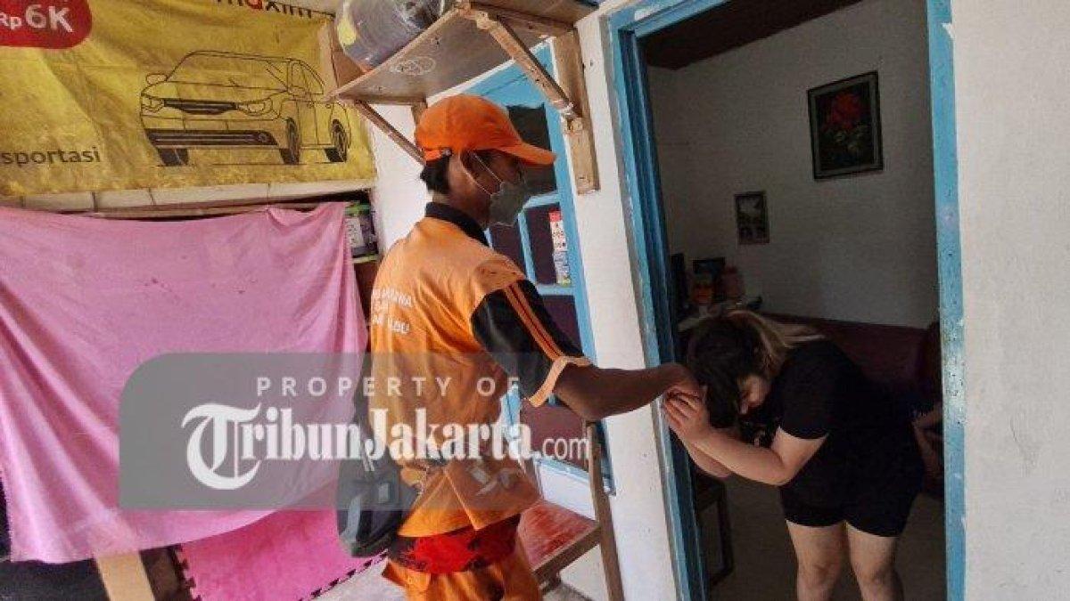 Bule Austria, Arzum Balli bercerita awal mula suaminya, Bambang Irawan alias Awan petugas PPSU Pondok Labu, Jakarta Selatan kecanduan judi online alias slot.