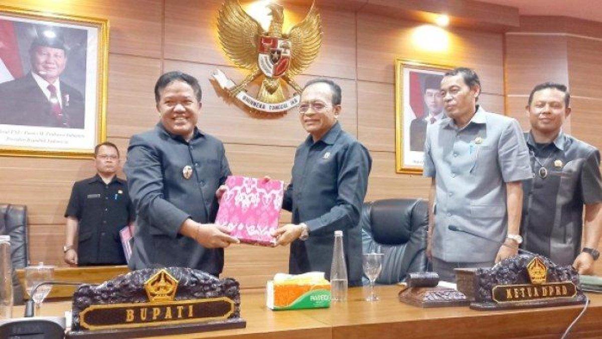 100 HARI KERJA - Bupati Bangli, Sang Nyoman Sedana Arta, sampaikan LKPJ 2024 dalam sidang paripurna di DPRD Bangli, Bali, Senin 10 Maret 2025.