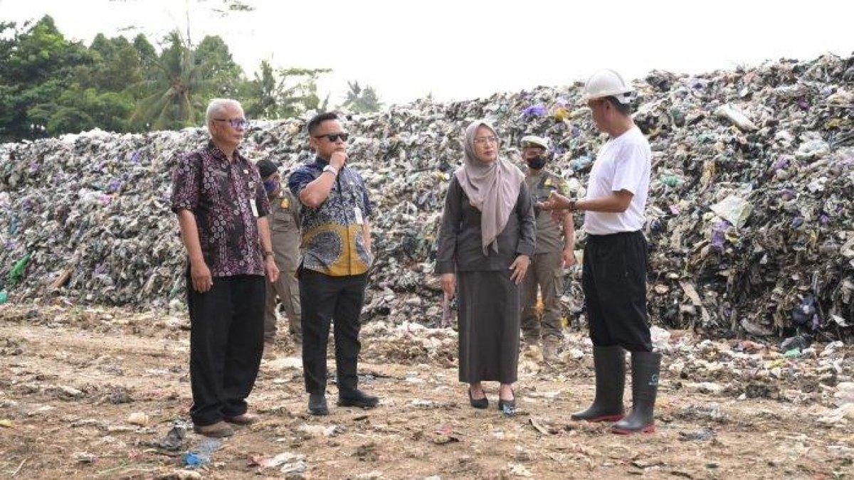 100 HARI KERJA - Bupati Banjarnegara dr Amalia Desiana (dua dari kanan), mengecek kondisi TPA di Desa Winong, Kecamatan Bawang, Kabupaten Banjarnegara, Jawa Tengah, Kamis (27/3/2025).