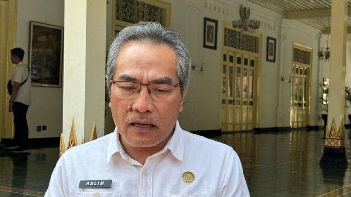 ABDUL HALIM - Bupati Bantul Abdul Halim Muslih ditemui setelah rapat dengan Gubernur DIY, Sri Sultan HB X di Kantor Gubernur DIY, Rabu (24/7/2024) pada kesempatan ini dirinya menyampaikan target penyelesaian pembangunan TPST di Bantul.