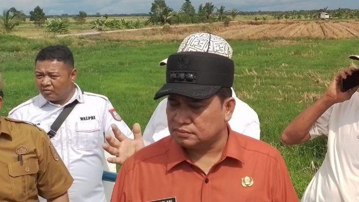 BUPATI BANYUASIN - Bupati Banyuasin, Askolani (baju coklat) marah besar setelah akses jalan di Pelabuhan Karang Baru diportal oleh orang. Padahal pelabuhan ini baru kembali beroperasi setelah KMP Puteri Leanpuri kembali dioperasikan, Selasa (11/3/2025).