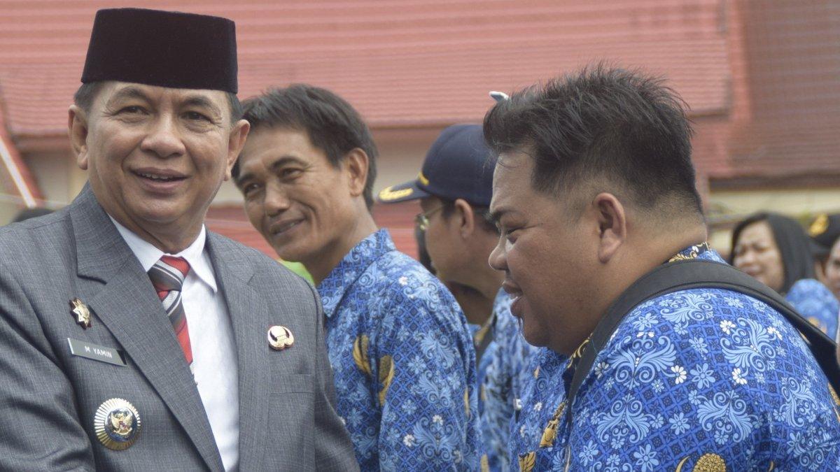 SOSOK BUPATI - Bupati Barito Timur, Muhammad Yamin saat berjabat tangan dengan ASN, foto diunduh dari Instagram (11/6/2025).